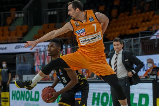 确保球队进 确保球队进