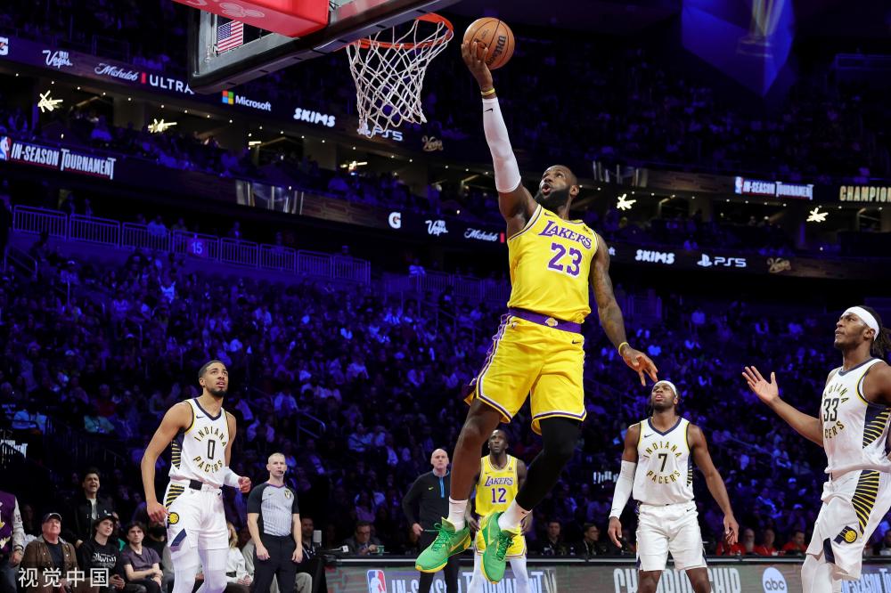 展现出与世 展现出与世